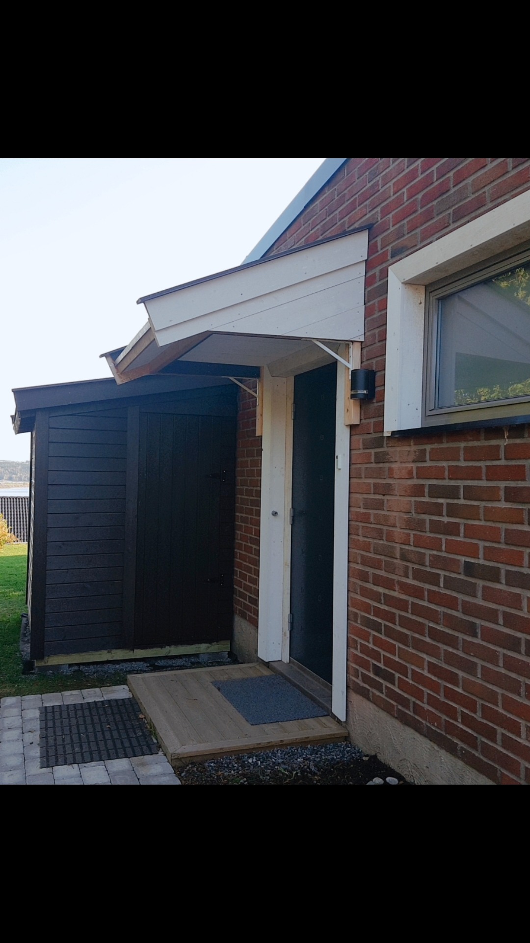 Utvendig bod ved inngangen 